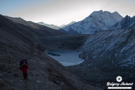 Départ de nuit pour le Larkya Pass Départ de nuit pour le Larkya Pass