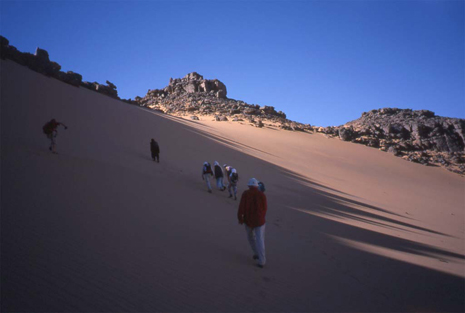Ascension d’une dune adossée à des rochers, au-dessus de l’oued Timal Raden (15 février 2002) Ascension d’une dune adossée à des rochers, au-dessus de l’oued Timal Raden (15 février 2002)