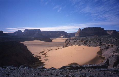 Montée sur un plateau gréseux près de Tin Lalène, le 18 février 2002 Montée sur un plateau gréseux près de Tin Lalène, le 18 février 2002