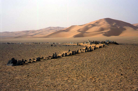 Tombe préislamique dans l’erg d’Ouan Kasa, le 21 février 2002 Tombe préislamique dans l’erg d’Ouan Kasa, le 21 février 2002