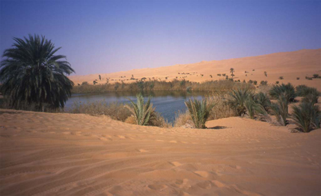 Le lac de Mahfu dans l’erg d’Ubari, le 22 février 2002 Le lac de Mahfu dans l’erg d’Ubari, le 22 février 2002