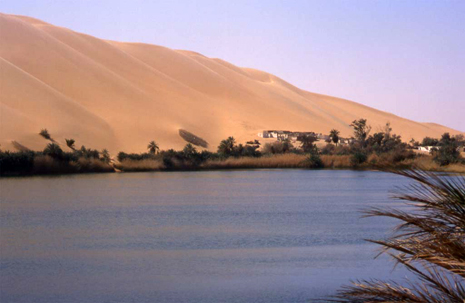 Le lac et la grande dune de Gabaraun dans l'erg d'Ubari, le 22 février 2002 Le lac et la grande dune de Gabaraun dans l'erg d'Ubari, le 22 février 2002