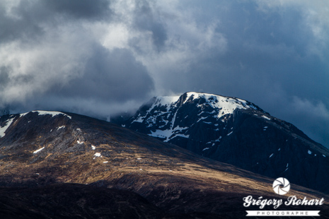 Le Ben Nevis sous les nuages comme 300 jours par an