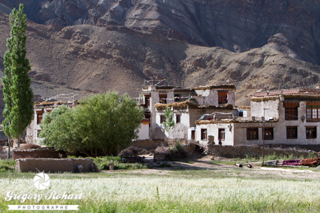 Les villages verdoyants contrastent avec les montagnes arides