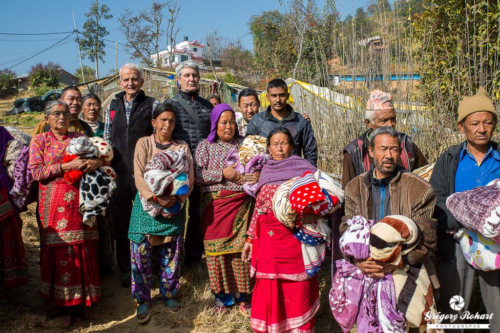 Distribution de couvertures pour les villageois de Bhirkot
