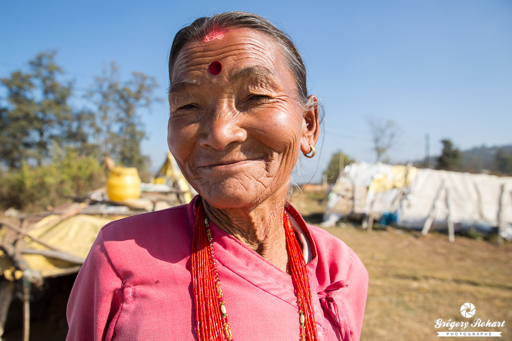Népalaise vivant dans une tente suite au séisme du printemps 2015