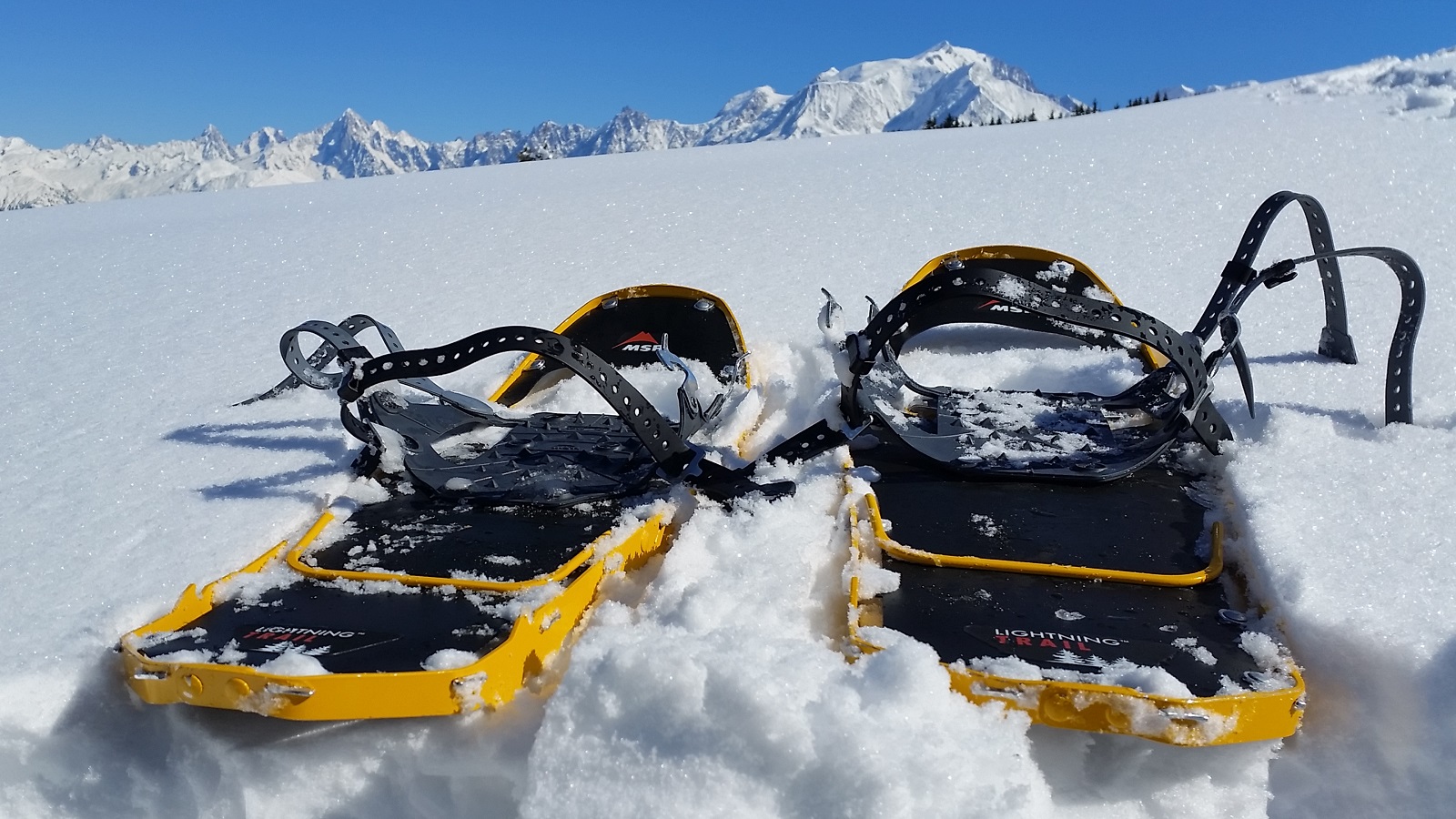 Raquettes dans les Aravis, face au Mont-Blanc