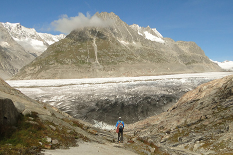 Les côtés du glacier sont particulièrement escarpés, et les premières crevasses trop facilement accessibles. 