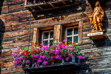 Le village de Grimentz, avec ses chalets de bois datant pour beaucoup du XVIe, est l’un des plus typiques de tout le Valais. © Lukasz Janyst - Fotolia.com 