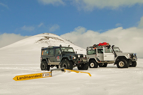 Des régions accessibles seulement avec des 4x4 surdimensionnés. Les roues sont énormes, et pour circuler sur la neige il faut sérieusement diminuer la pression d’air.