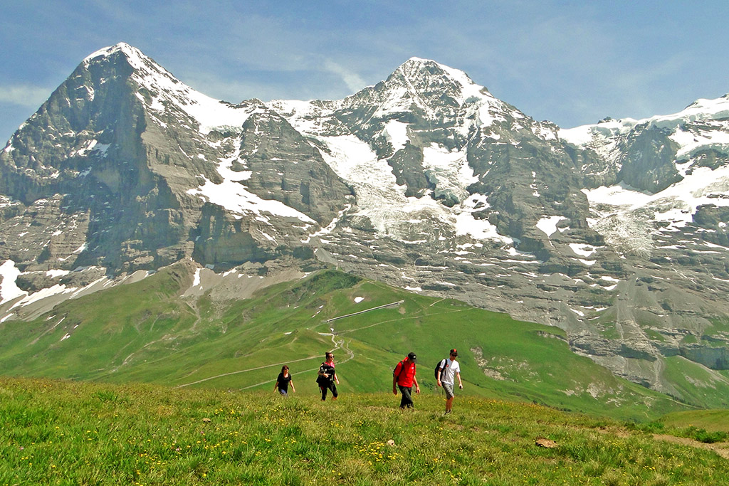 Depuis les pentes du Lauberhorn, près de Wengen, où se déroule chaque année une spectaculaire course de ski, une vue admirable sur l’Eiger, le Mönch et la Jungfrau.