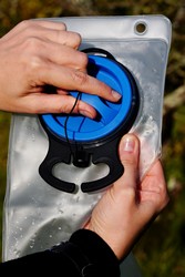 Il est important de disposer d'une large ouverture facilement utilisable pour bien remplir la poche et la nettoyer correctement