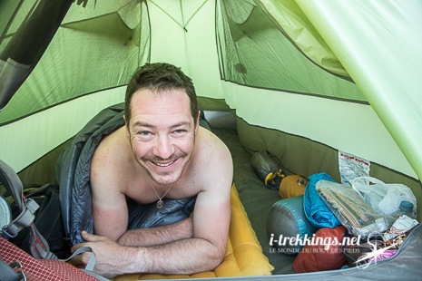 Au petit matin dans la tente. Malgré le sourire de façade, le réveil a été plutôt difficile