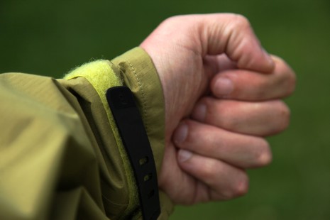 Les scratchs aux manches permettent un ajustement efficace de la veste aux poignets