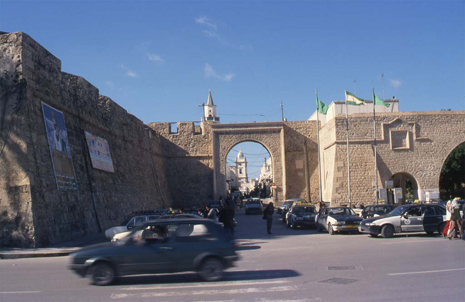 Sortie de la médina de Tripoli, le 10 février 2002