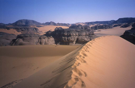 Du haut d’une grande dune près de l’oued Techouïnet, le 19 février 2002