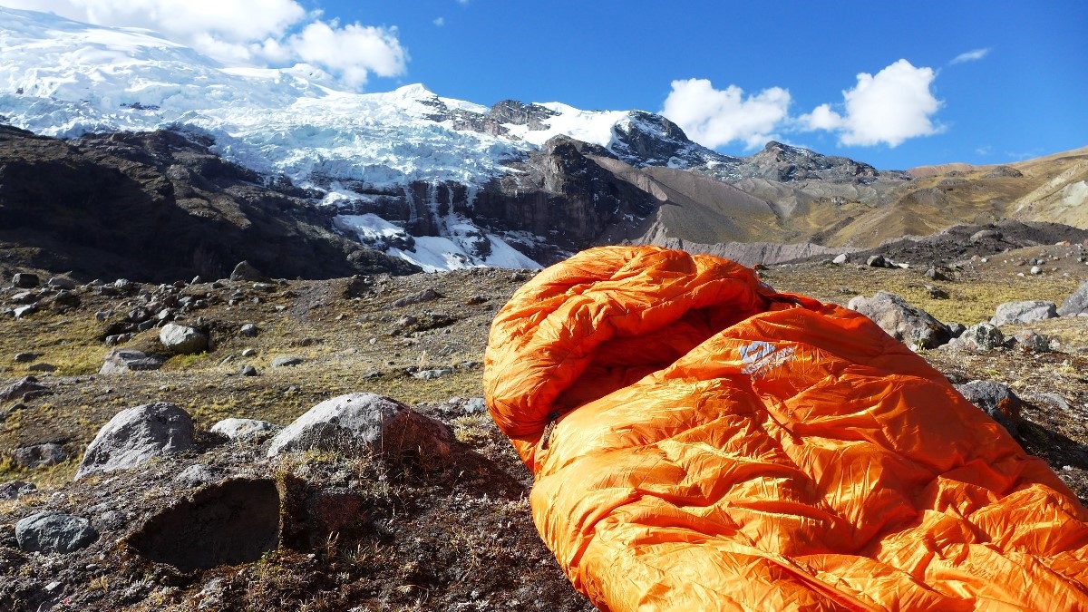 sac de couchage : fibre ou synthétique ?