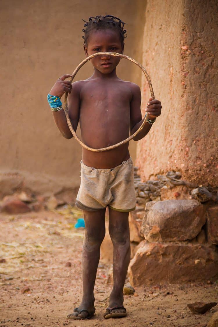 Pas de game-boy au Pays Dogon. Un simple cerceau en bois suffit pour jouer