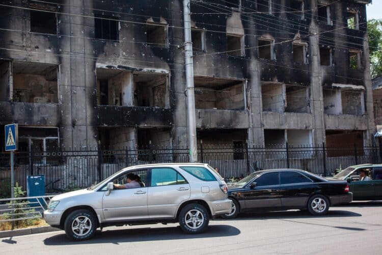 Stigmates des émeutes à Bishkeck, Trekking dans les Tian-Shan du Terskey Alatoo