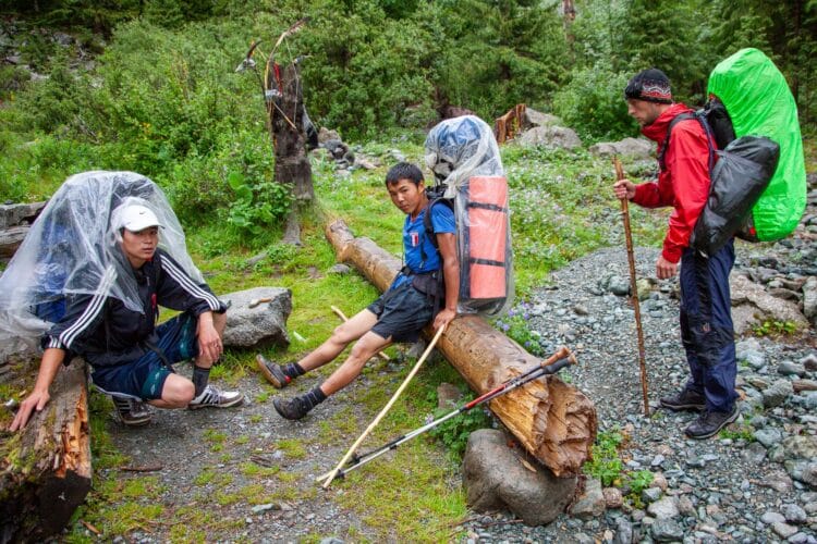 Les porteurs font une pause avant d'attaquer la rude montée au col ala kul, Trekking dans les Tian-Shan du Terskey Alatoo