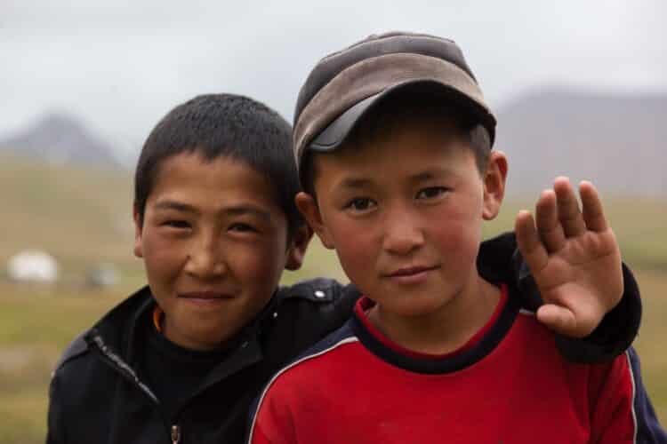 Jeunes kirghizes, Trekking Tian-Shan intérieur