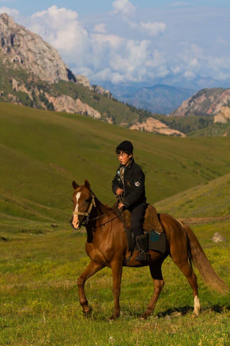 Jeune cavalier kirghize dans les montagnes du tian shan intérieur, Trekking dans le Tian-Shan intérieur