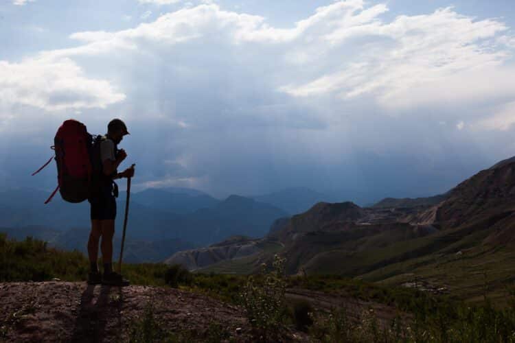 Les mines de min kuch se détachent à l'horizon alors que l'orage guette