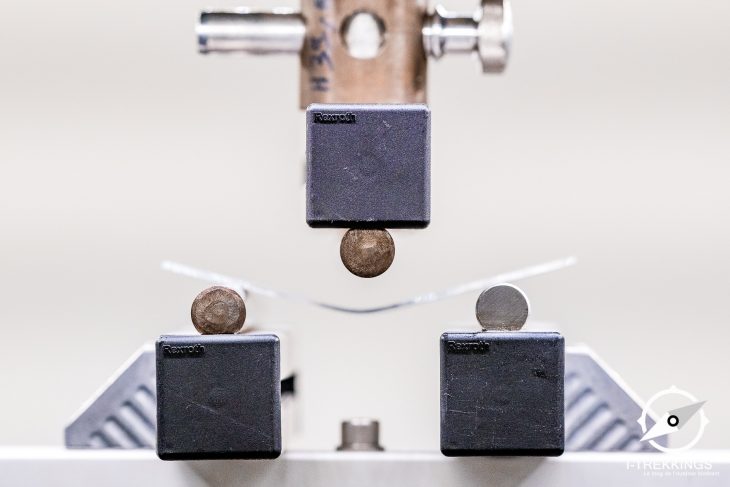 Test de flexion sur une plaque d'aluminium