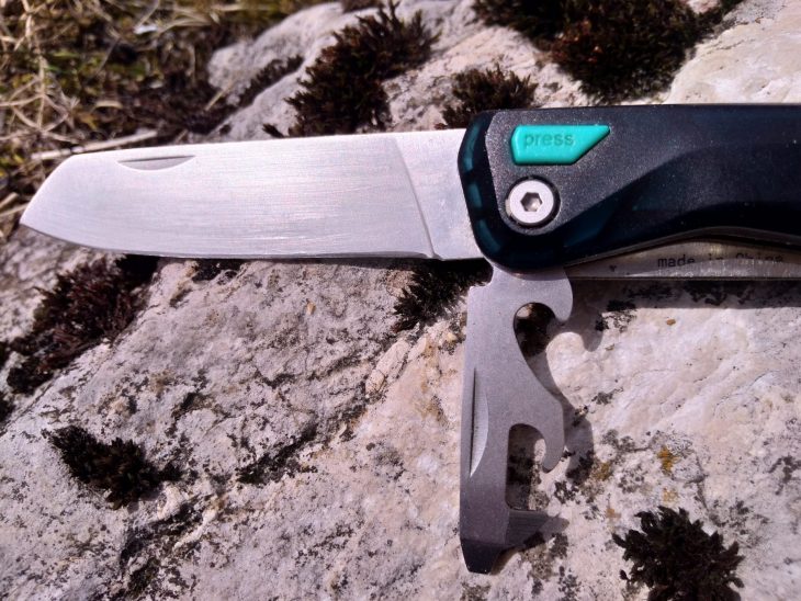 Test couteau Quechua multi-fonctions de randonnée MH500