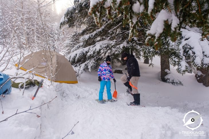 Aplanissement de la neige avant d'installer la tente