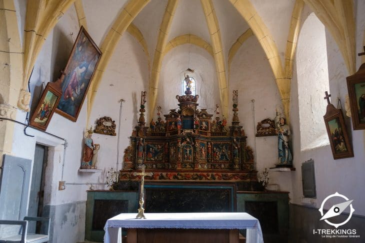 Eglise de Saint-Martial-Entraygues, randonnée dans la Haute Vallée de la Dordogne