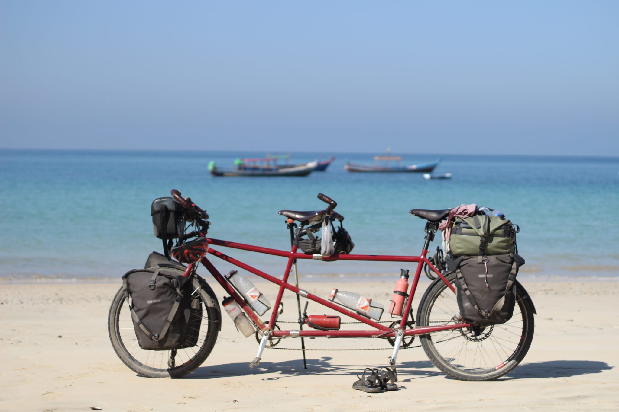 En vélo tandem autour du monde, ici au Myanmar face au golfe du Bengale.