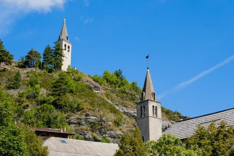 Les clochers de Jausiers de l'Église Saint Nicolas de Myre et du Chemin du Chastel.