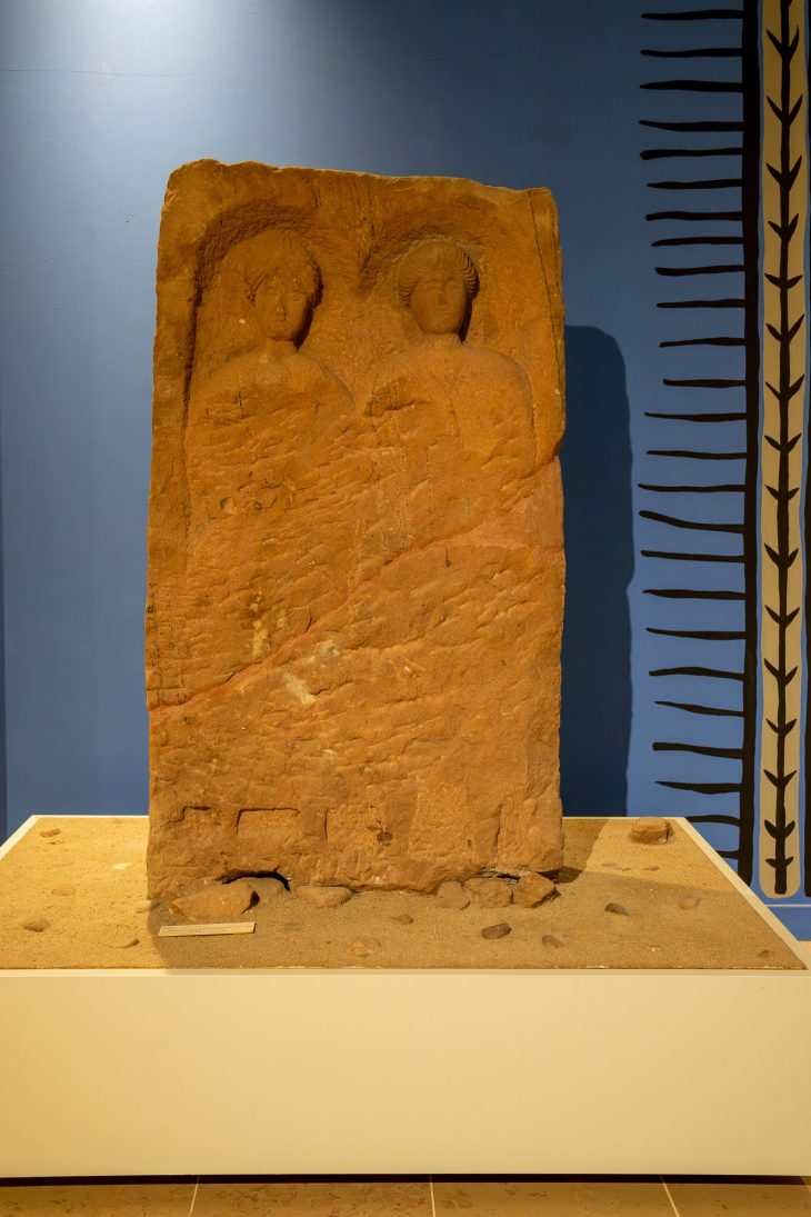 Stèle funéraire gallo-romaine, musée Pierre-Noël