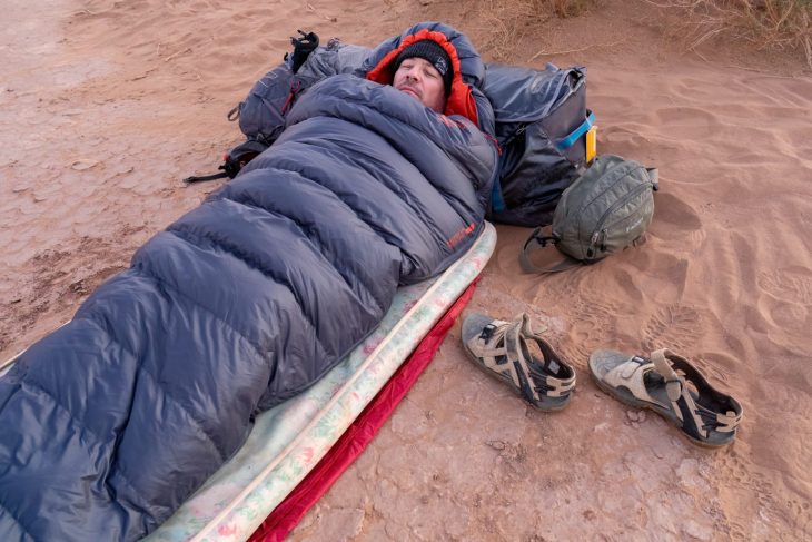 Porter un bonnet en bivouac permet de limiter les déperditions de chaleur
