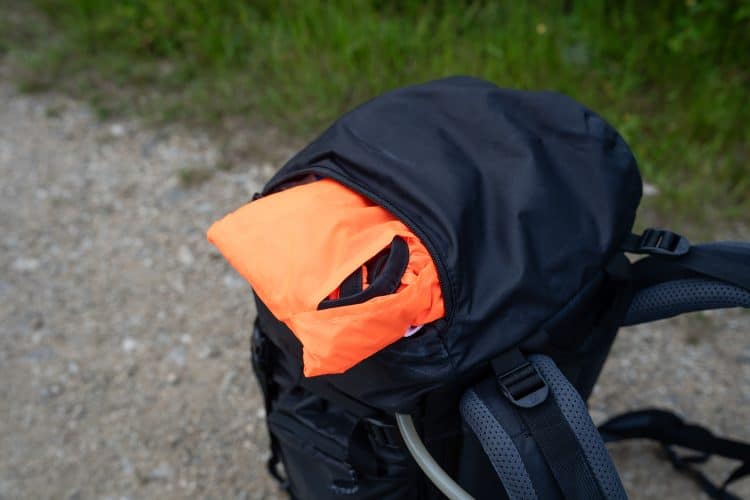 Poche rabat avec sa housse anti pluie du sac à dos Lafuma Access 40