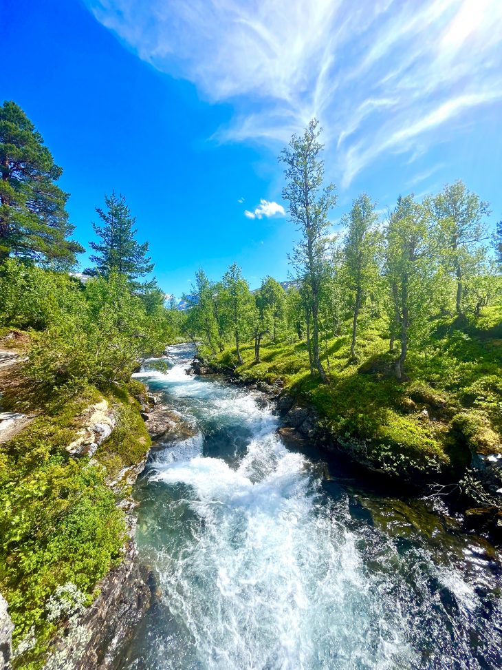 Ciel bleu et eau translucide, Traversée du Jotunheimen à pied
