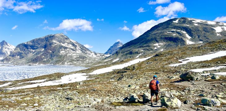 Direction les sommets enneigés, Traversée du Jotunheimen à pied