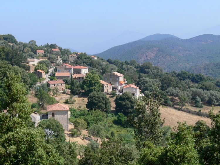 Pietrosella, Mare e monti sud