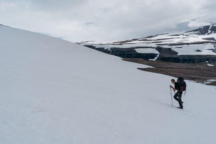 Premiers pas sur le glacier Drangajökull recouvert de neige