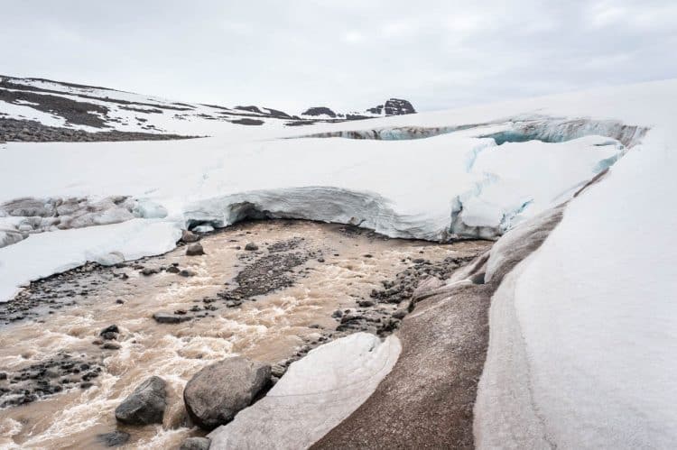 L'une des rivières glaciaires de Drangajökull