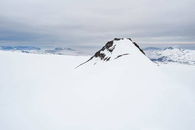 La roche qui émerge du glacier