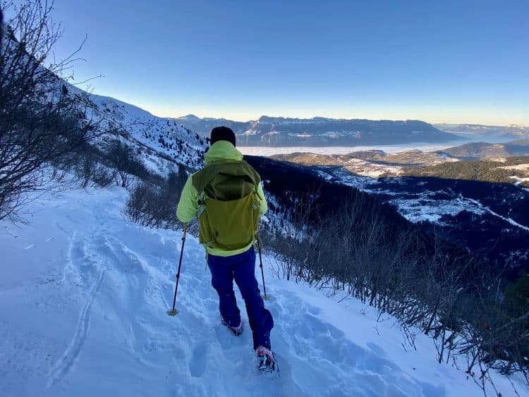 J'ai beaucoup apprécié tester ce sac à dos Osprey Downburst 36 L. Plutôt atypique dans sa conception et son look spécial (surtout dans cette couleur), il se défend parfaitement et emporte des caractéristiques alléchantes. Son confort de portage est au rendez-vous, avec de belles promesses techniques. J'ai pu tester ce sac, sans craindre d'abimer le nylon avec des crampons, bâtons, raquettes... Le sac peut être posé n'importe où, compte tenu du nylon renforcé déperlant 420 D en bas, celui-ci est peu salissant, et également particulièrement résistant à l'eau et aux accrocs. J'ai pu apprécié le fait que l'ensemble des éléments non étanches du sac n'absorbent effectivement peu voire pas l'eau, n'alourdissant donc pas la charge du sac ! Le volume proposé est généreux, 36 L correspondent parfaitement à une utilisation polyvalente pour l'automne comme l'hiver, afin d'emporter vêtements chauds ou de quoi emporter du matériel pour se cuisiner du chaud par temps froid. Je pense également qu'une utilisation bivouac estivale peut être anticipée à condition d'avoir du matériel plutôt compressible ! Petite déception sur l'accessoirisation extérieure pour fixer raquettes, tente ou tarp par exemple, qui ajouterait du sens à l'utilisation de ce sac compte tenu du contexte dans lequel il souhaite s'inscrire. Il est temps pour moi de vous laisser sur cette petite galerie photos ! et bonne grimpe !