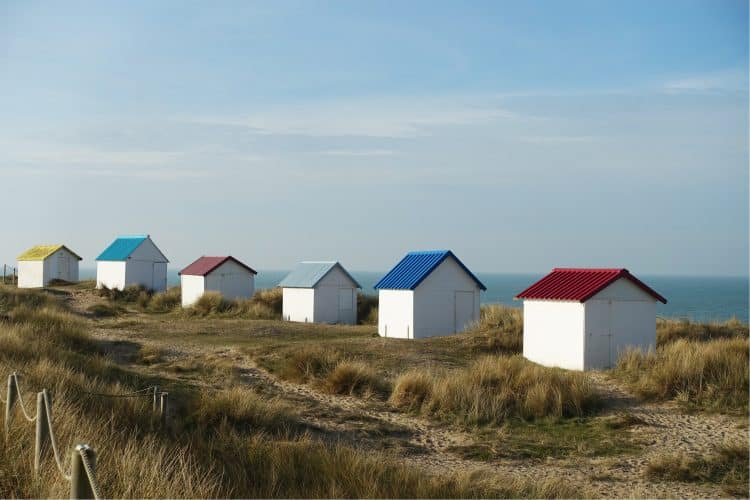 Gouville-sur-Mer - Cabanes de bain aux toitures colorées