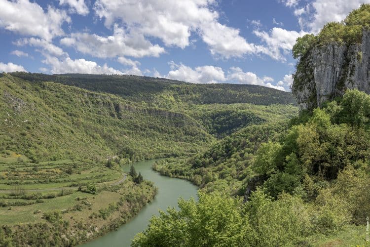 vue sur la rivière d'ain depuis les rochers de jarbonnet