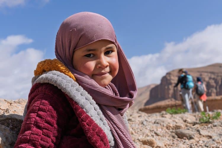 Enfant berbère, Randonnée dans la Vallée des Roses (Maroc)