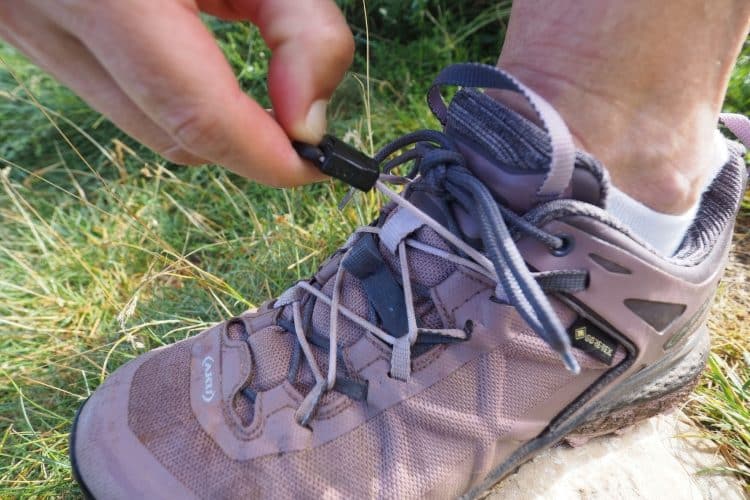 Le double laçage des chaussures Aku Rocket DFS GTX WS