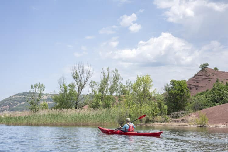 Kayak autour du lac de Salagou