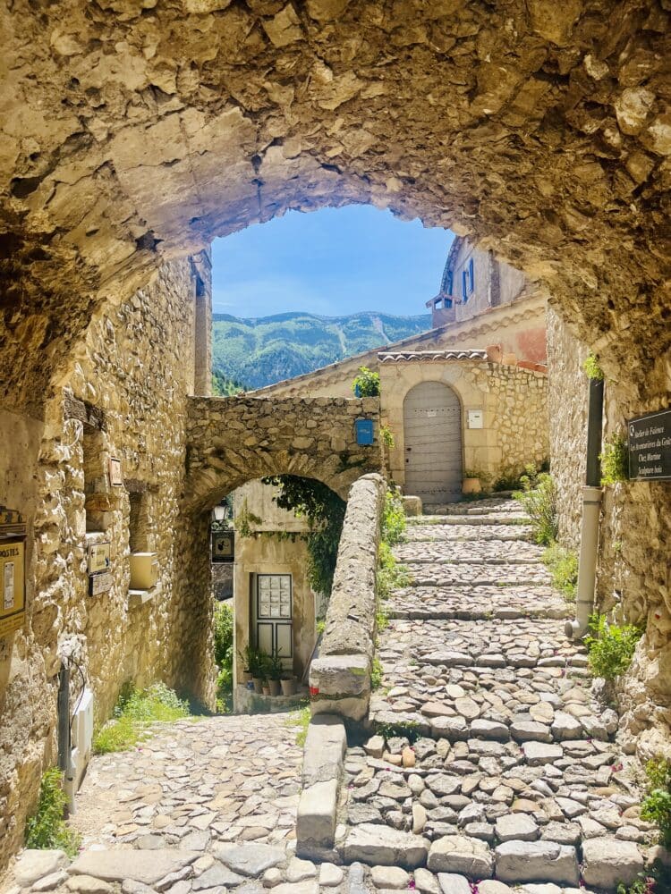 Magnifique village de Brantes, Trail du Vercors au Ventoux