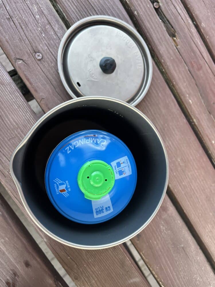 Bouteille CampingGaz qui rentre sans problème dans la Bouilloire MSR Titan 1400 ml